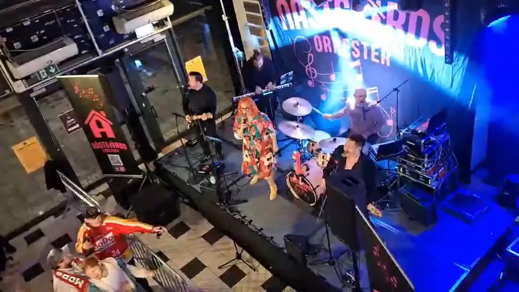 Band på scen i blått scenljus
