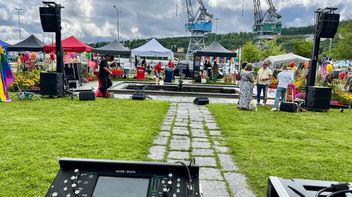 Utomhusevent med tält, publik och högtalare i Örnsköldsvik