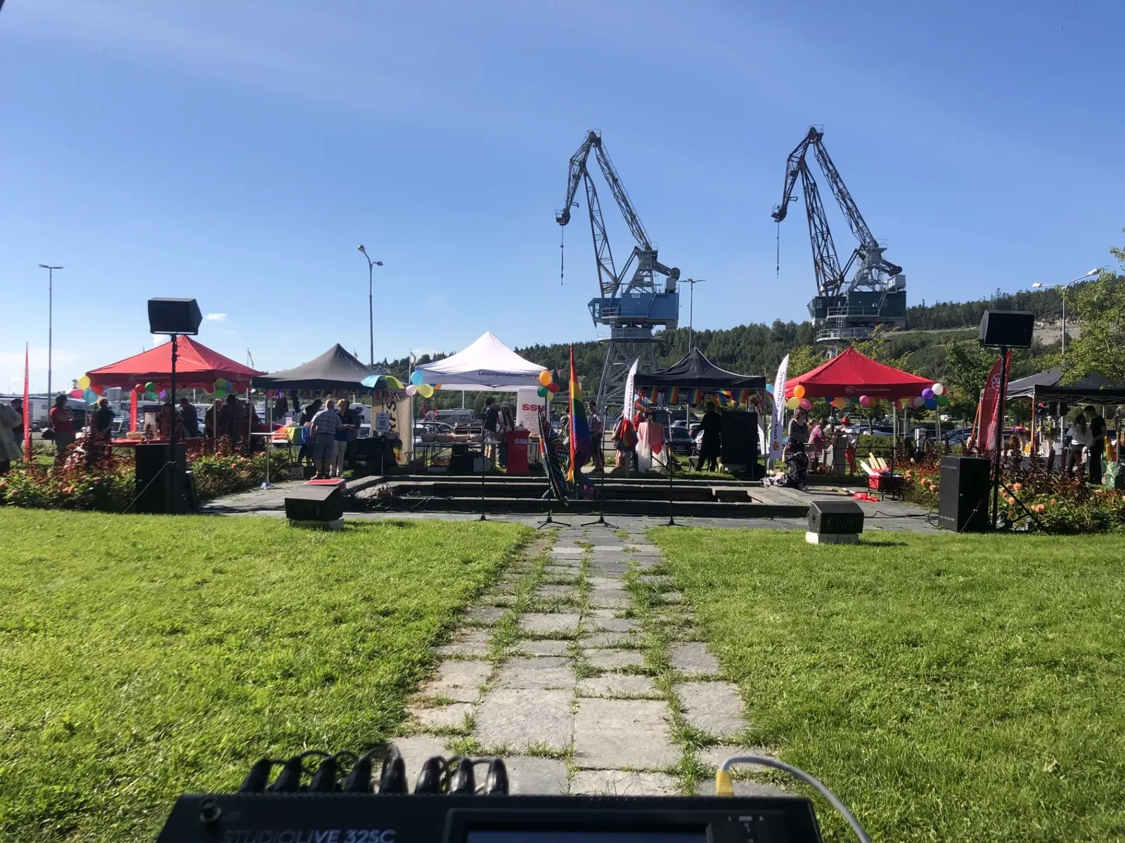 Utomhusfestival med scen och tält vid hamnen i Örnsköldsvik