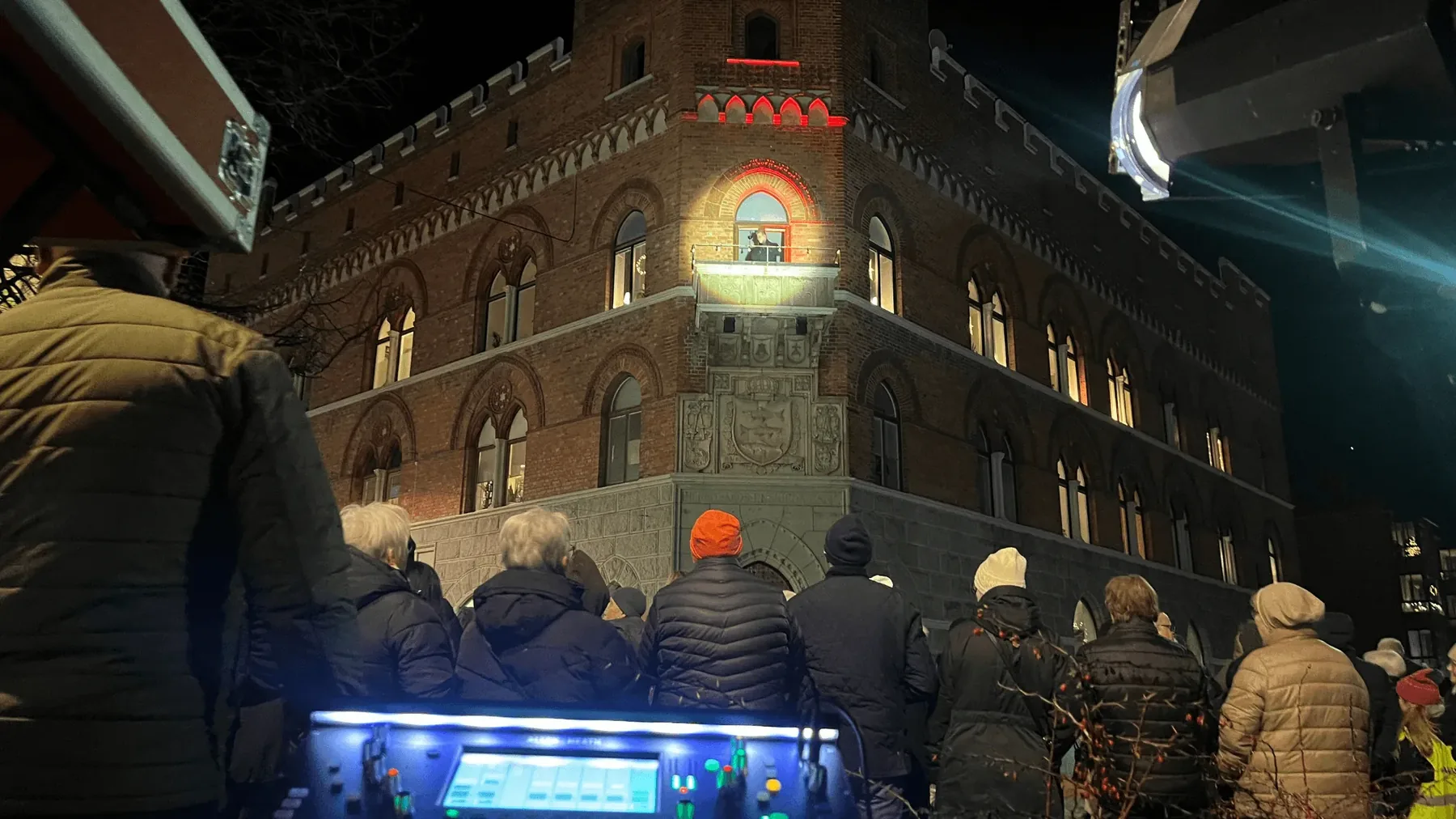 Ljudtekniker vid mixerbordet under en kvällskonsert i Örnsköldsvik
