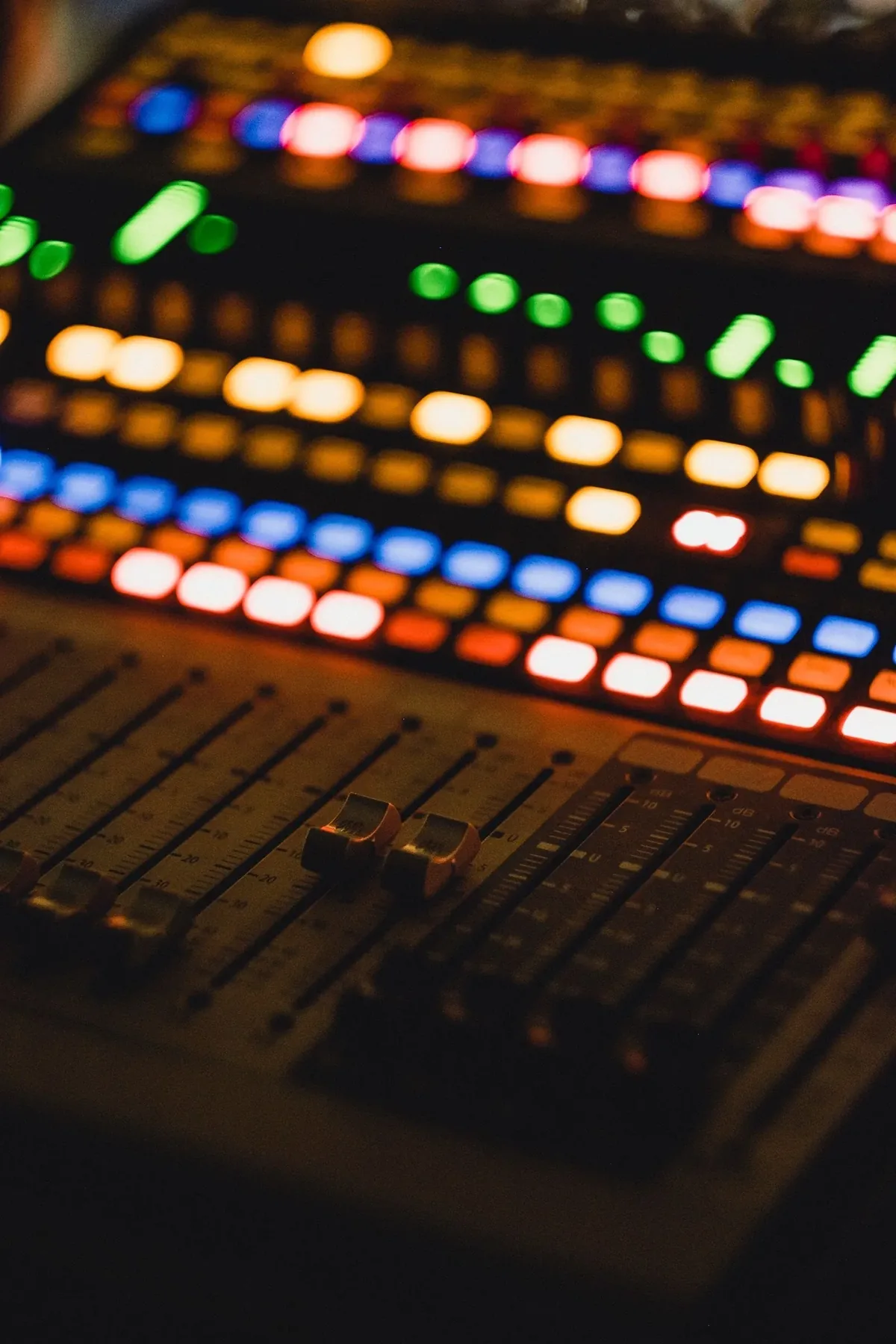 Mixerbord i färgat scenljus